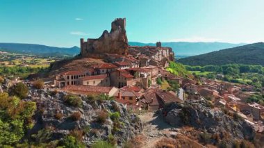 Ortaçağ köyü Frias, Burgos, Castilla Leon, kuzey İspanya 'nın havadan görünüşü. Manzaralı kırsal manzarayla çevrili tarihi bir şatosu olan pitoresk taş bir köy.