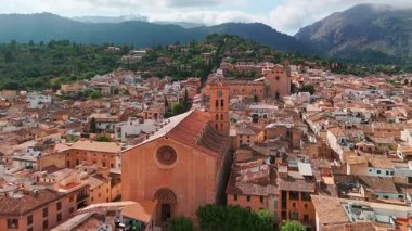 İspanya 'nın Balear Adaları, Mallorca' daki Pollensa kentinin hava manzarası. Santa Maria de Pollenca Kilisesi, Esglesia de Monti-Sion ve Mayorka adasının diğer tarihi binaları..