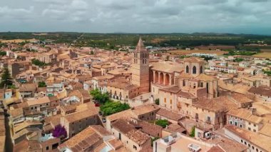 Mallorca, Balearic adalarındaki Sineu kasabasının hava manzarası, İspanya. Majorca adasındaki resim gibi ortaçağ kasabası..