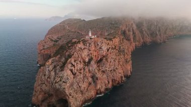 Kuzey Mallorca, Balear Adaları, İspanya 'daki Cape Formentor' daki pitoresk deniz fenerinin hava manzarası. Güzel, dolambaçlı bir yol, denizin üzerindeki yüksek bir uçuruma tünemiş deniz fenerine çıkar..