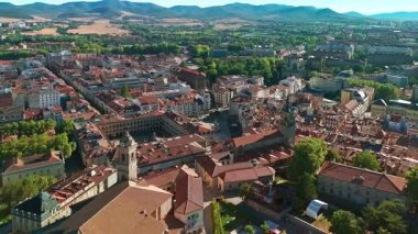 Vitoria-Gasteiz şehir manzarası, Bask Ülkesi, İspanya. Resimli Plaza Virgen Blanca Meydanı. Eski şehrin tarihi binaları güneşli bir yaz gününde ele geçirildi..