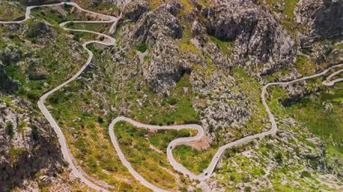 İspanya 'nın Balearic Adaları, Mallorca' daki ünlü Sa Calobra Yolu 'nun çarpıcı manzarası. Majorca adasındaki görkemli Tramuntana Dağları 'ndan geçen dolambaçlı manzaralı bir yol..