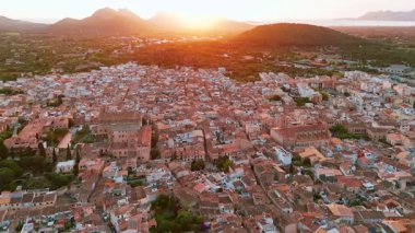 İspanya 'nın Balearic Adaları, Mallorca' da gün doğumunda Pollensa kentinin hava manzarası. Santa Maria de Pollenca Kilisesi, Esglesia de Monti-Sion ve Mayorka adasının diğer tarihi binaları..