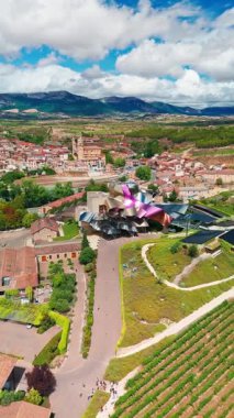 İspanya 'nın Bask Bölgesi' ndeki Elciego Ortaçağ kasabasındaki Bodegas Marques de Riscal şaraphanesinin hava manzarası. Birinci sınıf şaraplar ve bir otelin gelecekteki mimarisi ile ünlü bir şaraphane. 