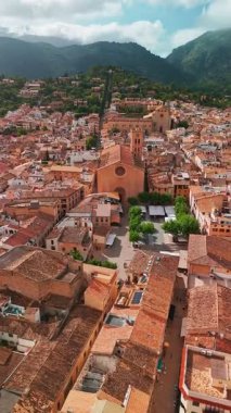 İspanya 'nın Balear Adaları, Mallorca' daki Pollensa kentinin hava manzarası. Santa Maria de Pollenca Kilisesi, Esglesia de Monti-Sion ve Mayorka adasının diğer tarihi binaları..