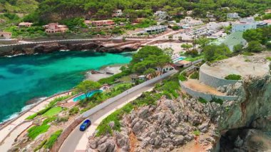 İspanya, Balearic Adaları, Mallorca 'daki Cala Sant Vicent tatil köyünün havadan görüntüsü. Turkuaz suları olan çarpıcı kumlu sahil, Mayorka adasında popüler bir tatil beldesi..