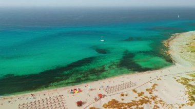 İspanya, Balearic Adaları, Mallorca 'daki Cala Mesquida tatil beldesinin hava manzarası. Turkuaz suları olan çarpıcı kumlu sahil, Mayorka adasında popüler bir tatil beldesi..