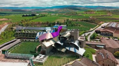 İspanya 'nın Bask Bölgesi' ndeki Elciego Ortaçağ kasabasındaki Bodegas Marques de Riscal şaraphanesinin hava manzarası. Birinci sınıf şaraplar ve bir otelin gelecekteki mimarisi ile ünlü bir şaraphane. 
