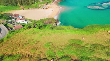 Gijon, Asturias yakınlarındaki inanılmaz Playa de La Nora plajı, kuzey İspanya. Asturias 'ın Cantabrian Denizi kıyısı boyunca turkuaz deniz suyuyla cennet gibi beyaz kumsal manzarası..