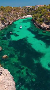 İspanya, Balear Adaları, Mallorca 'daki Cala Pi Körfezi' nin havadan görünüşü. Turkuaz su limanı ve beyaz kumsal sahili ile Akdeniz kıyılarını sersemletiyor. Mallorca seyahat noktaları