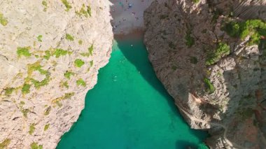 İspanya, Balearic Adaları, Mallorca 'daki Sa Calobra Sahili' nin havadan görünüşü. Majorca 'da popüler bir yaz merkezi olan kristal berraklığında turkuaz suları olan yüksek uçurumlar arasında uzanan göz kamaştırıcı gizli bir sahil.
