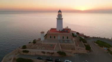 İspanya 'nın Balearic Adaları, Mallorca, Cape Formentor' daki pitoresk deniz fenerinin hava görüntüsü. Güzel, dolambaçlı bir yol, denizin üzerindeki yüksek bir uçuruma tünemiş deniz fenerine çıkar.