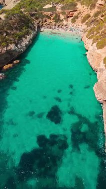 İspanya, Balearic Adaları, Mallorca 'daki Calo des Moro körfezinin havadan görüntüsü. Turkuaz su limanı ve beyaz kumsal sahili ile Akdeniz kıyılarını sersemletiyor. Mallorca seyahat noktaları