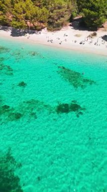Playa de Formentor 'un Mallorca' daki Cala Pi de la Posada körfezindeki hava manzarası. Cap Formentor, Mayorka, Balear Adaları, İspanya 'da turkuaz sularda yüzen insanların olduğu çarpıcı bir sahil..
