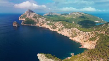 İspanya 'nın Balearic Adaları, Mallorca' nın kuzeydoğusundaki Cape Formentor 'daki bir deniz uçurumunun tepesindeki Mirador de El Colomer' in hava manzarası. Majorca adasının çarpıcı kıyı manzarası
