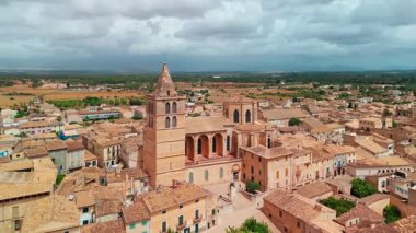 Mallorca, Balearic adalarındaki Sineu kasabasının hava manzarası, İspanya. Majorca adasındaki resim gibi ortaçağ kasabası..