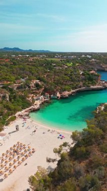 İspanya, Balearic Adaları, Mallorca 'daki Cala Llombards plajının hava manzarası. Turkuaz su limanı ve beyaz kumsal sahili ile Akdeniz kıyılarını sersemletiyor. Mallorca seyahat noktaları