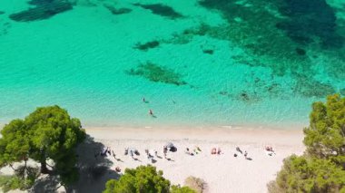 Playa de Formentor 'un Mallorca' daki Cala Pi de la Posada körfezindeki hava manzarası. Cap Formentor, Mayorka, Balear Adaları, İspanya 'da turkuaz sularda yüzen insanların olduğu çarpıcı bir sahil..