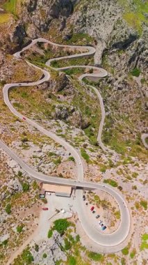 İspanya 'nın Balearic Adaları, Mallorca' daki ünlü Sa Calobra Yolu 'nun çarpıcı manzarası. Majorca adasındaki Tramuntana Dağları 'nda dolambaçlı, manzaralı bir yol. Ünlü Nus de sa Corbata