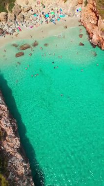 İspanya, Balearic Adaları, Mallorca 'daki Calo des Moro körfezinin havadan görüntüsü. Turkuaz su limanı ve beyaz kumsal sahili ile Akdeniz kıyılarını sersemletiyor. Mallorca seyahat noktaları