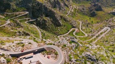 İspanya 'nın Balearic Adaları, Mallorca' daki ünlü Sa Calobra Yolu 'nun çarpıcı manzarası. Majorca adasındaki Tramuntana Dağları 'nda dolambaçlı, manzaralı bir yol. Ünlü Nus de sa Corbata