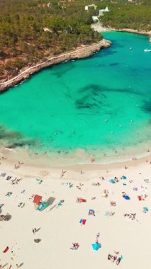 İspanya 'nın Balear Adaları, Mallorca' daki turkuaz deniz suyuyla Cala Mondrago sahilinin hava manzarası. Akdeniz kıyısında beyaz kumlu güzel bir sahil. Mallorca seyahat yeri