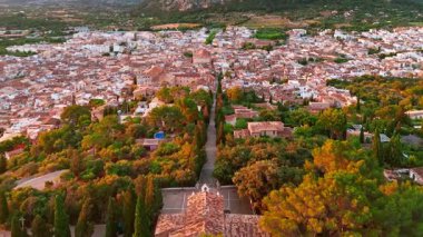 İspanya 'nın Balearic Adaları, Mallorca' da gün doğumunda Pollensa kentinin hava manzarası. Santa Maria de Pollenca Kilisesi, Esglesia de Monti-Sion ve Mayorka adasının diğer tarihi binaları..