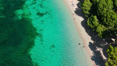 Playa de Formentor 'un Mallorca' daki Cala Pi de la Posada körfezindeki hava manzarası. Cap Formentor, Mayorka, Balear Adaları, İspanya 'da turkuaz sularda yüzen insanların olduğu çarpıcı bir sahil..