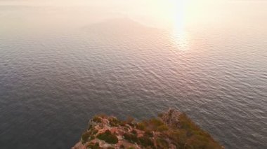 İspanya 'nın Balearic Adaları, Mallorca, Cape Formentor' daki pitoresk deniz fenerinin hava görüntüsü. Güzel, dolambaçlı bir yol, denizin üzerindeki yüksek bir uçuruma tünemiş deniz fenerine çıkar.