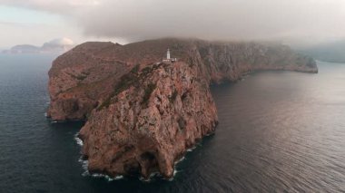 Kuzey Mallorca, Balear Adaları, İspanya 'daki Cape Formentor' daki pitoresk deniz fenerinin hava manzarası. Güzel, dolambaçlı bir yol, denizin üzerindeki yüksek bir uçuruma tünemiş deniz fenerine çıkar..