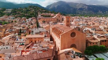 İspanya 'nın Balear Adaları, Mallorca' daki Pollensa kentinin hava manzarası. Santa Maria de Pollenca Kilisesi, Esglesia de Monti-Sion ve Mayorka adasının diğer tarihi binaları..