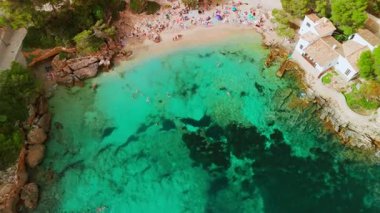İspanya, Balearic Adaları, Mallorca 'daki Platja de Cala Gat plajının hava manzarası. Kristal berraklığında turkuaz suları olan sahili, Mayorka adasında popüler bir yaz tatili..