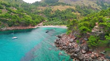 Mallorca, Balearic Adaları, İspanya 'daki Tuent plajının hava manzarası. Majorca adasında popüler bir yaz tatili olan kristal berraklığında turkuaz suları olan cennet gibi bir plaj..