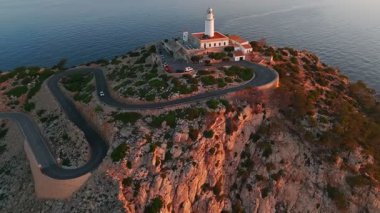 İspanya 'nın Balearic Adaları, Mallorca, Cape Formentor' daki pitoresk deniz fenerinin hava görüntüsü. Güzel, dolambaçlı bir yol, denizin üzerindeki yüksek bir uçuruma tünemiş deniz fenerine çıkar.