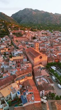 İspanya 'nın Balearic Adaları, Mallorca' da gün doğumunda Pollensa kentinin hava manzarası. Santa Maria de Pollenca Kilisesi, Esglesia de Monti-Sion ve Mayorka adasının diğer tarihi binaları..