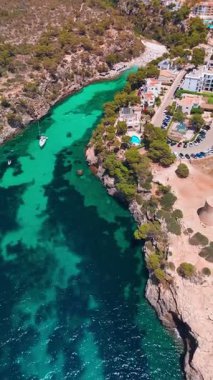 İspanya, Balear Adaları, Mallorca 'daki Cala Pi Körfezi' nin havadan görünüşü. Turkuaz su limanı ve beyaz kumsal sahili ile Akdeniz kıyılarını sersemletiyor. Mallorca seyahat noktaları