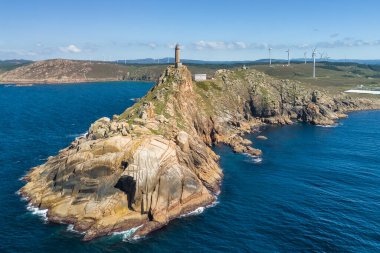 Camarinas, Galiçya, İspanya yakınlarındaki Cabo Vilan Deniz Feneri 'nin havadan görüntüsü. Tarihsel deniz feneri engebeli Costa da Morte boyunca yüksek bir uçuruma tünemiş, Atlantik Okyanusu 'na bakan uzak bir yerde..
