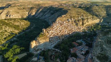 Alcala del Jucar ortaçağ kasabasının Albacete vilayetindeki Jucar nehri kıvrımları arasındaki uçurumdaki havadan görünüşü, Kastilya-La Mancha, İspanya
