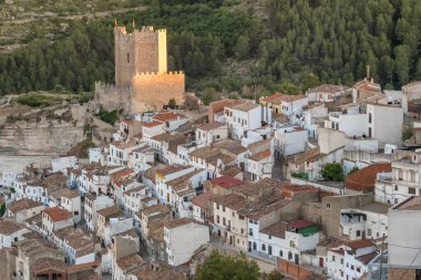 Alcala del Jucar ortaçağ kasabasının Albacete vilayetindeki Jucar nehri kıvrımları arasındaki uçurumdaki havadan görünüşü, Kastilya-La Mancha, İspanya