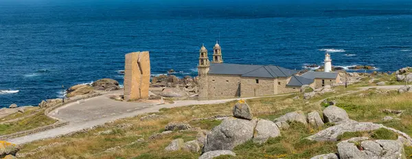 Santuario da Virxe da Barca, Faro de Muxia deniz feneri ve Mirador Jesus Quintanal 'ın Galiçya' daki engebeli Costa da Morte manzarası. Camino de Santiago 'da popüler bir yer.