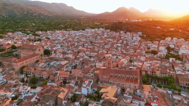 İspanya 'nın Balearic Adaları, Mallorca' da gün doğumunda Pollensa kentinin hava manzarası. Santa Maria de Pollenca Kilisesi, Esglesia de Monti-Sion ve Mayorka adasının diğer tarihi binaları..