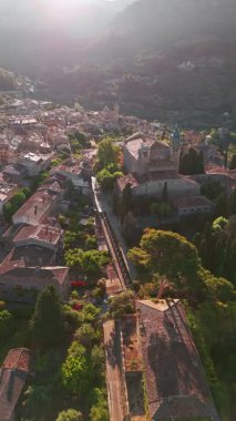 Mayorka 'daki tarihi Kartaca Manastırı Valldemossa' nın havadan görünüşü. Valldemossa Charterhouse, gün batımında, Mallorca, Balearic adaları, İspanya. Gün doğumunda Valldemossa 'nın güzel şehir manzarası