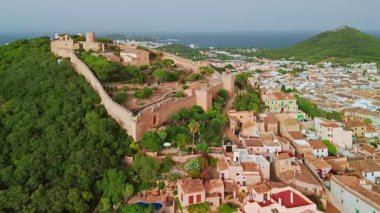 İspanya 'nın Balearic Adaları, Mallorca' daki küçük bir kasabanın üzerindeki Capdepera Ortaçağ Kalesi 'nin havadan görünüşü. Mayorka adasının simgeleri