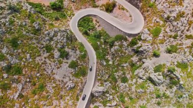 İspanya 'nın Balearic Adaları, Mallorca' daki ünlü Sa Calobra Yolu 'nun çarpıcı manzarası. Majorca adasındaki görkemli Tramuntana Dağları 'ndan geçen dolambaçlı manzaralı bir yol..