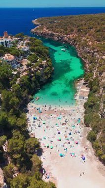 İspanya, Balear Adaları, Mallorca 'daki Cala Pi Körfezi' nin havadan görünüşü. Turkuaz su limanı ve beyaz kumsal sahili ile Akdeniz kıyılarını sersemletiyor. Mallorca seyahat noktaları