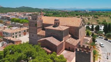 İspanya 'nın Balear Adaları' ndaki güneşli bir günde Mallorca 'nın güzel Alcudia kasabasının hava manzarası. St. Jaume 'un güzel kilisesi, Mayorka adasının simgeleri.