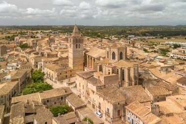 Mallorca, Balearic adalarındaki Sineu kasabasının hava manzarası, İspanya. Majorca adasındaki resim gibi ortaçağ kasabası..