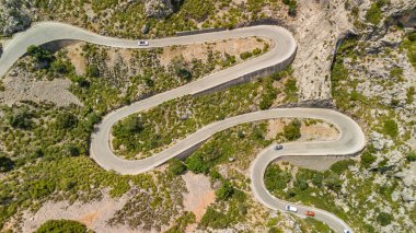 İspanya 'nın Balearic Adaları, Mallorca' daki ünlü Sa Calobra Yolu 'nun çarpıcı manzarası. Majorca adasındaki görkemli Tramuntana Dağları 'ndan geçen dolambaçlı manzaralı bir yol..