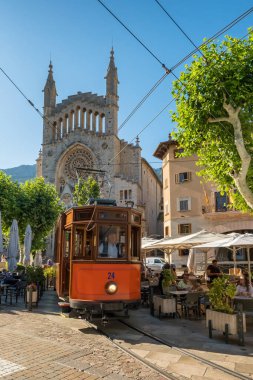 Soller, İspanya - 14 Haziran 2024: Esglesia de Sant Bartomeu de Soller Kilisesi 'nden geçen tarihi klasik tramvay Soller, Mallorca, Balearic Adaları, İspanya.