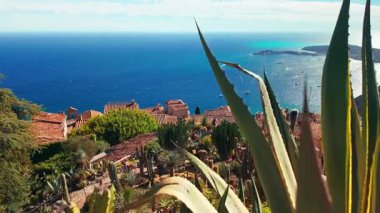 Akdeniz kıyılarının manzarası, ortaçağ evleri ve Fransız Rivierası 'ndaki ortaçağ köyü Eze' nin tepesinden gelen egzotik bahçeler. Steadicam görüntüleri gösteriliyor
